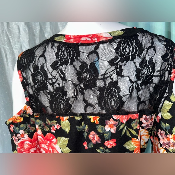 5/$25 Xl cold shoulder top - Picture 3 of 5